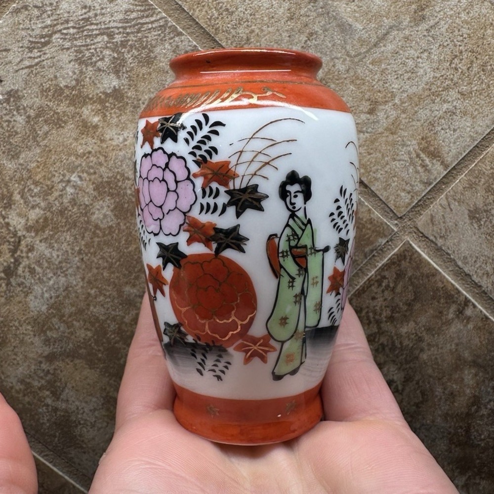 Japanese Mini Porcelain Vase/Jar Hand Painted Geisha Floral Leaves Marked Base